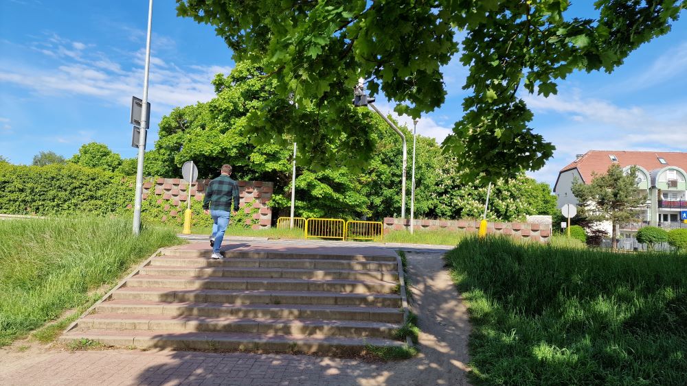 Będzie bezpieczniej i wygodniej – gmina przebuduje schody do GOKSiR