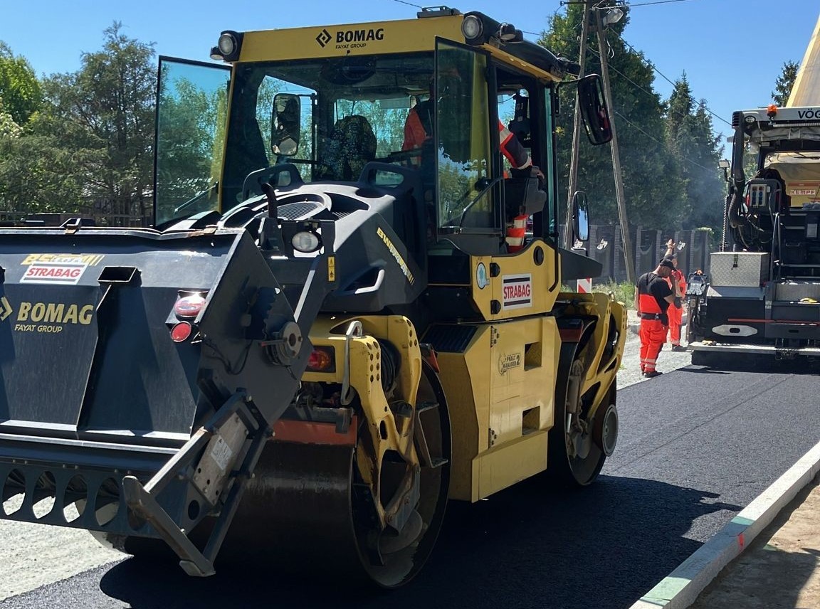 Ustowo w przebudowie – trwa asfaltowanie drogi