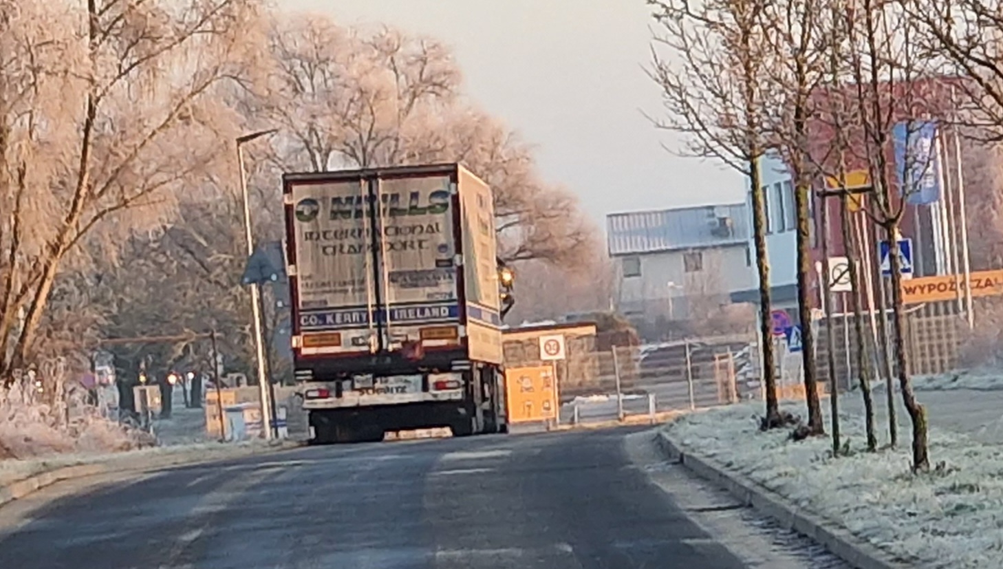 Problem z TIR-ami na Rekreacyjnej w Przecławiu