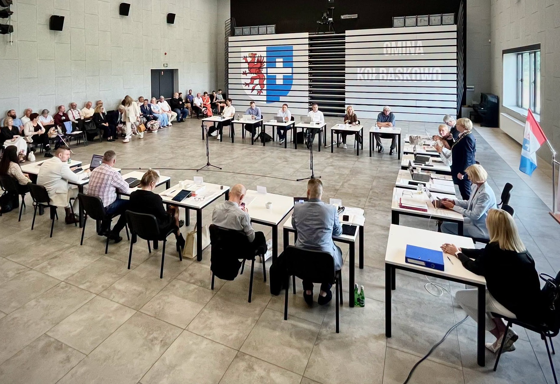 Debata nad raportem o stanie gminy. Inwestycje, woda, kanalizacja i planowanie przestrzenne w centrum uwagi