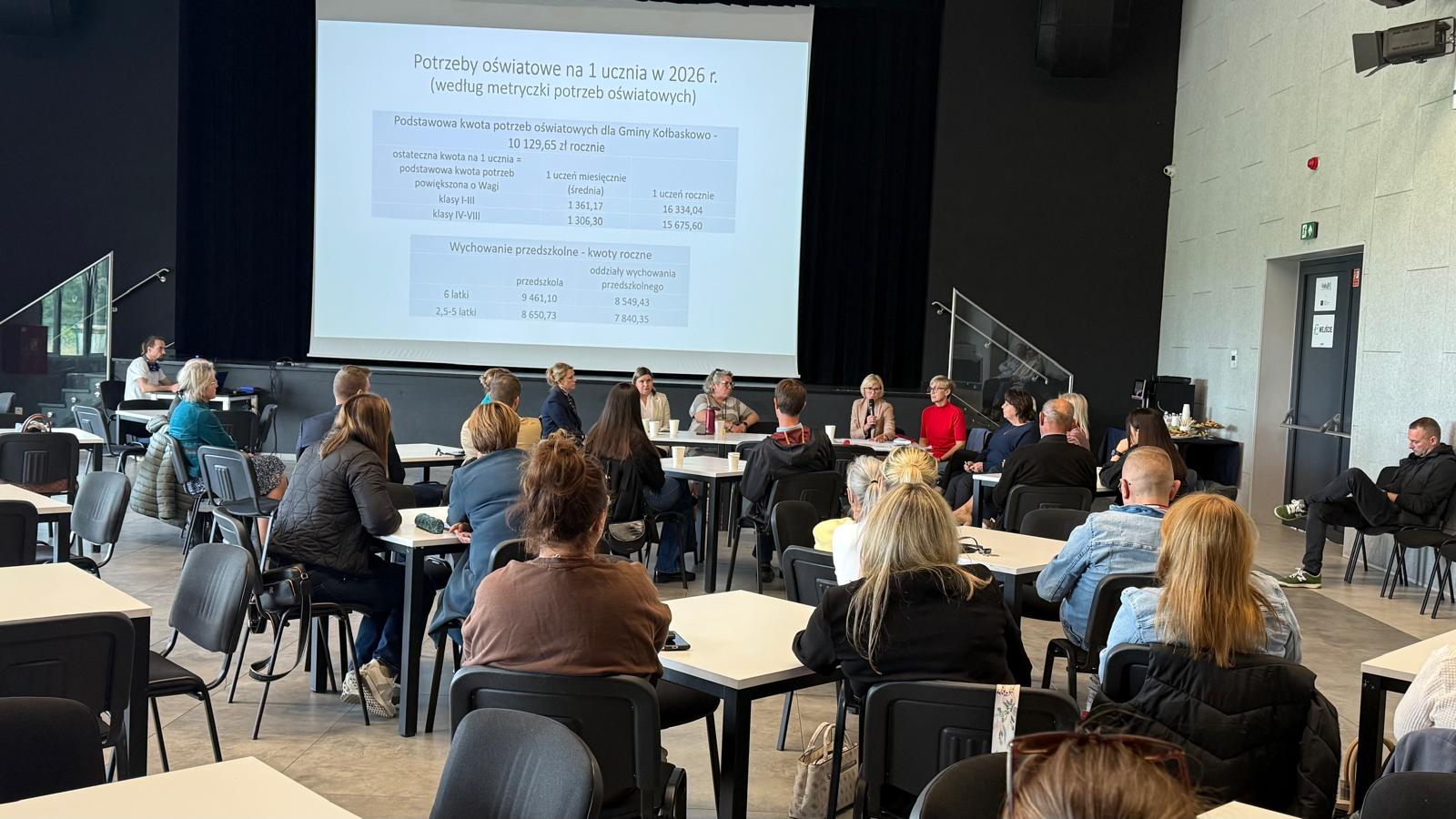 Oświata pod lupą podczas „Kawy z Wójtem”. Duże wydatki, sukcesy szkół i problemy, o których trzeba rozmawiać