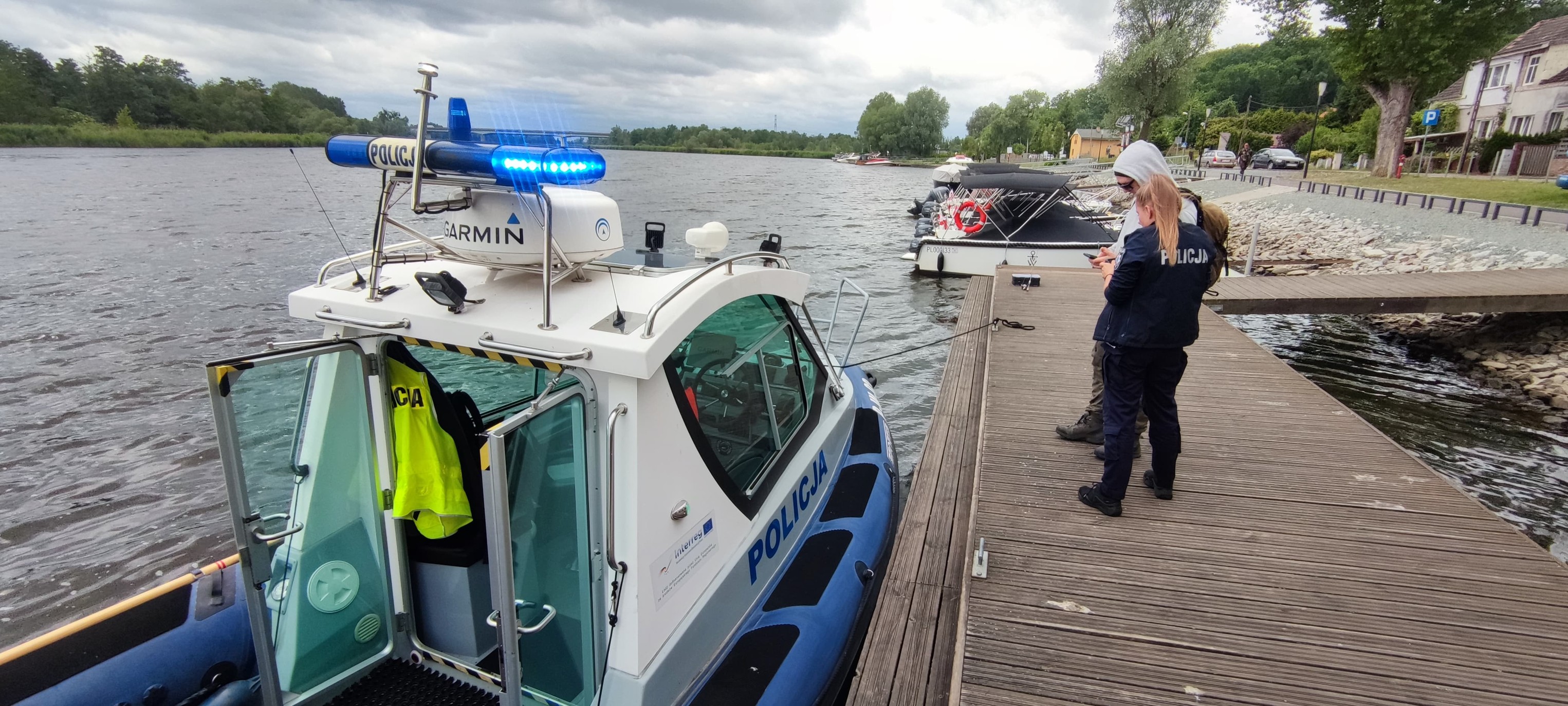 Policyjni Wodniacy na straży bezpieczeństwa – kontrole na Odrze w gminie Kołbaskowo