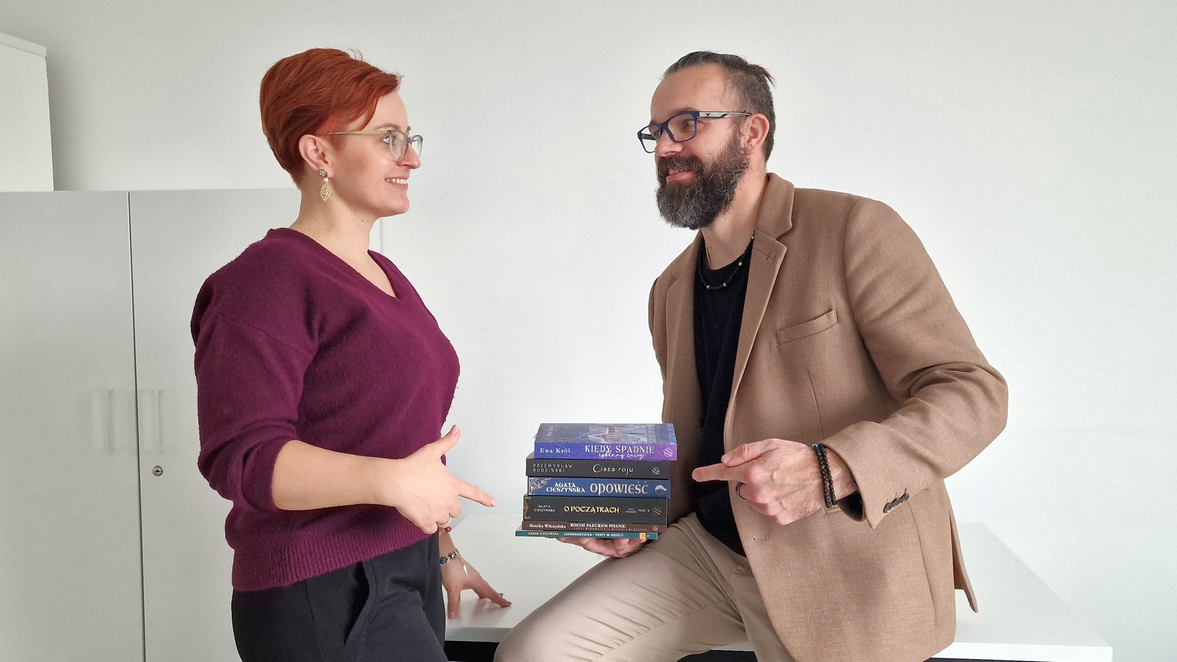 Książka musi wciągnąć. Przekonać, albo rozśmieszyć