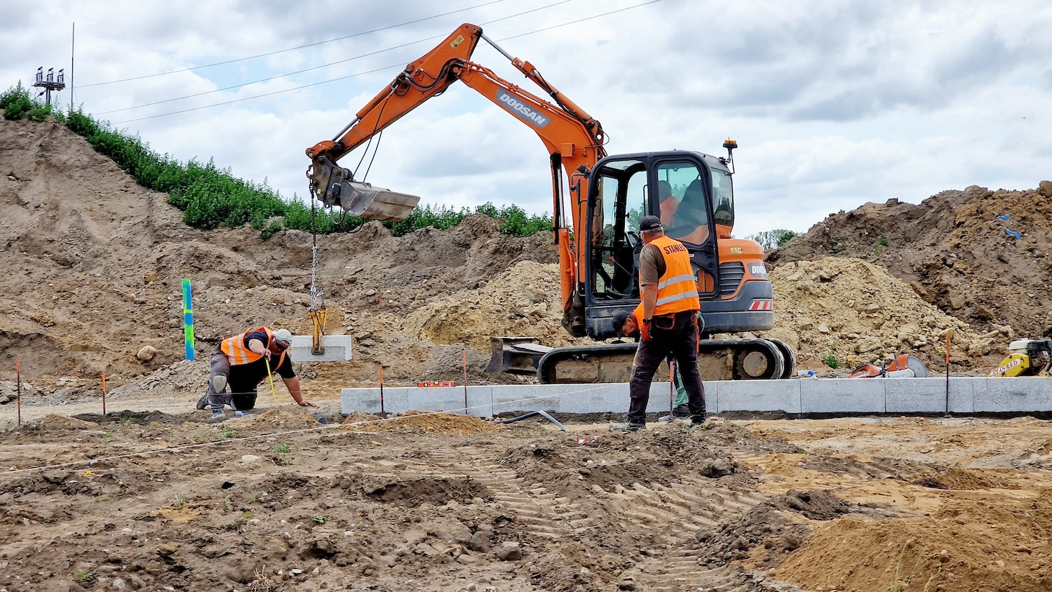 Ronda na budowanej drodze Rajkowo-Będargowo. Prace idą zgodnie z planem (WIDEO)
