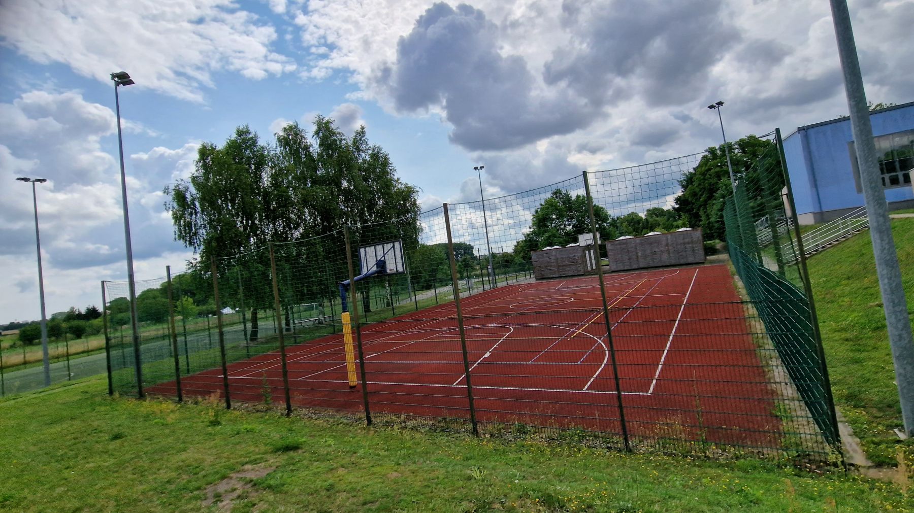 Będzie nowa nawierzchnia i siatki na Orliku przy szkole w Będargowie