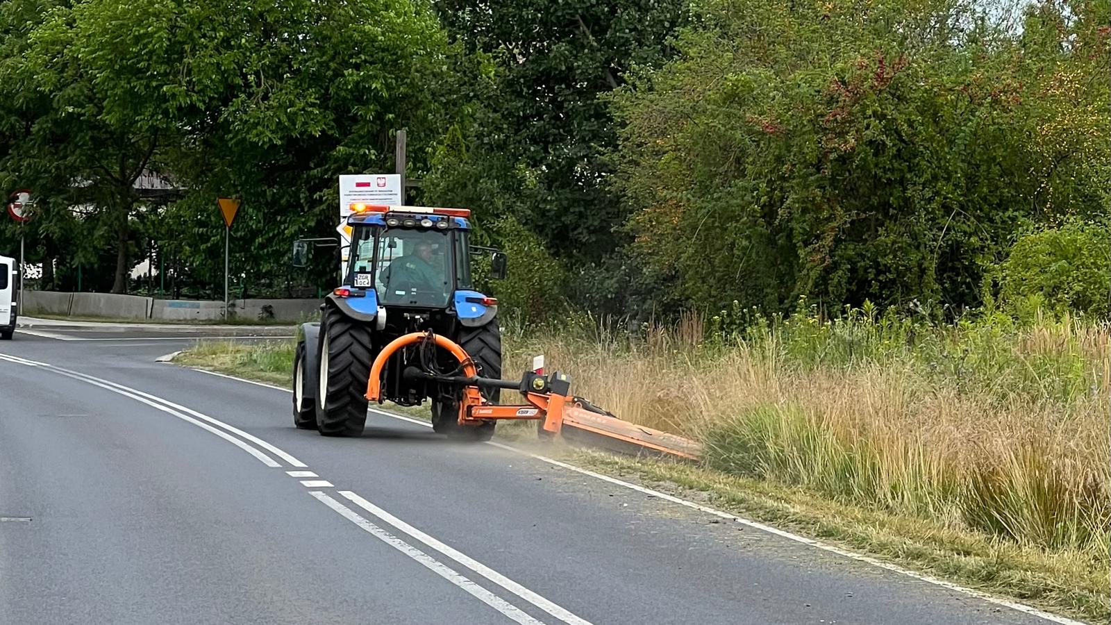 Gmina Kołbaskowo: Trwa wykaszanie poboczy dróg