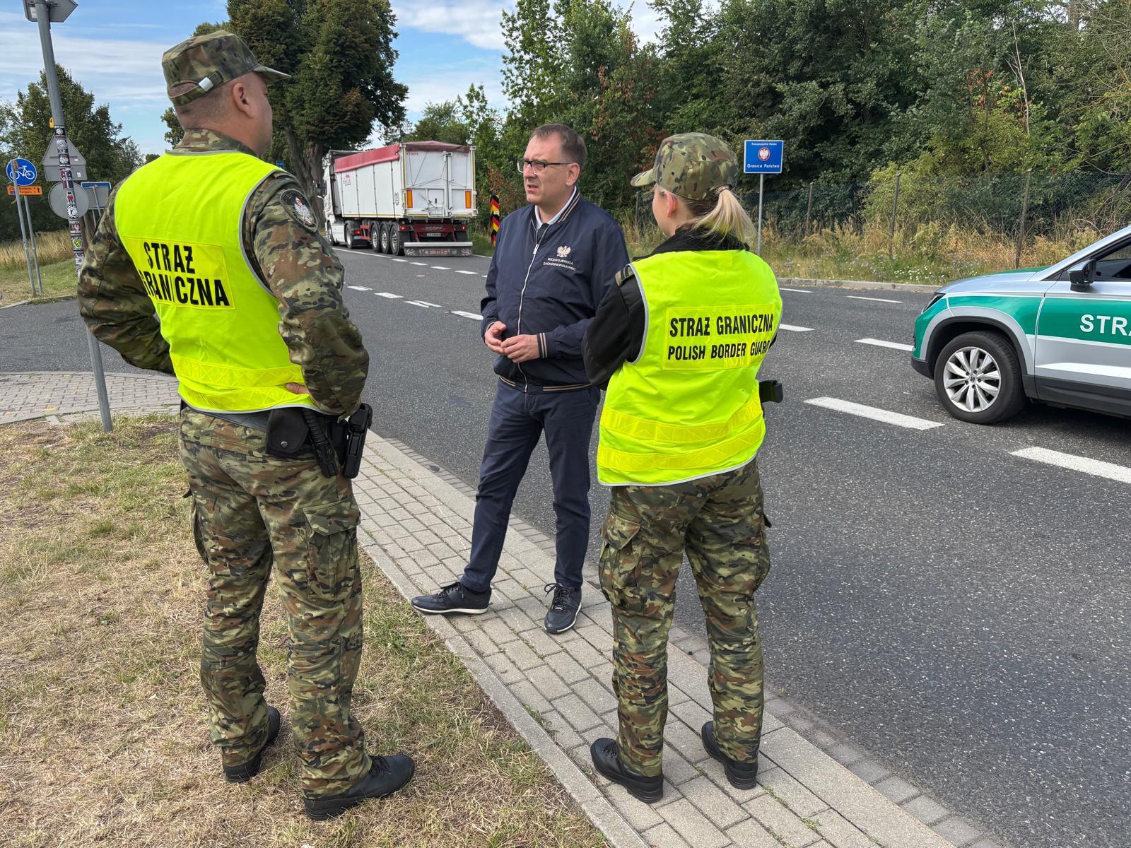 Wicewojewoda Dawid Krystek odwiedził przejścia graniczne. Blisko 8100 osób skontrolowanych w jeden dzień