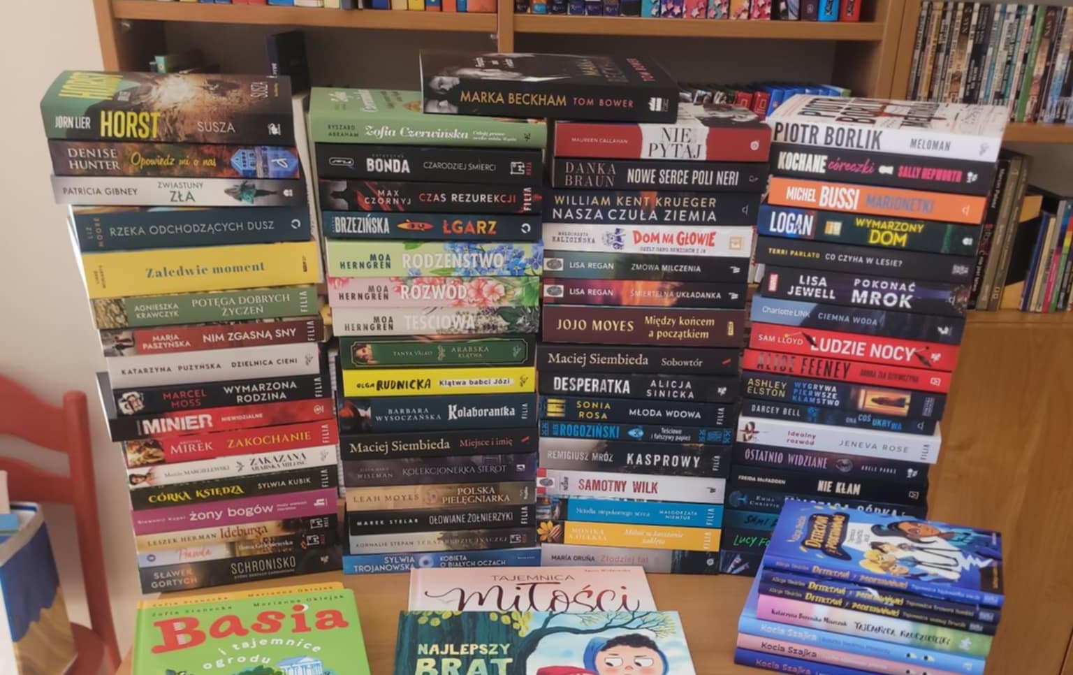 Deszczowe lato? Czas na książkę! Mamy nowości w bibliotekach