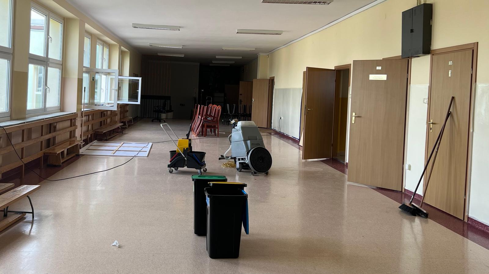 Uczniowie na wakacjach. Czas na remonty i porządki w szkołach.