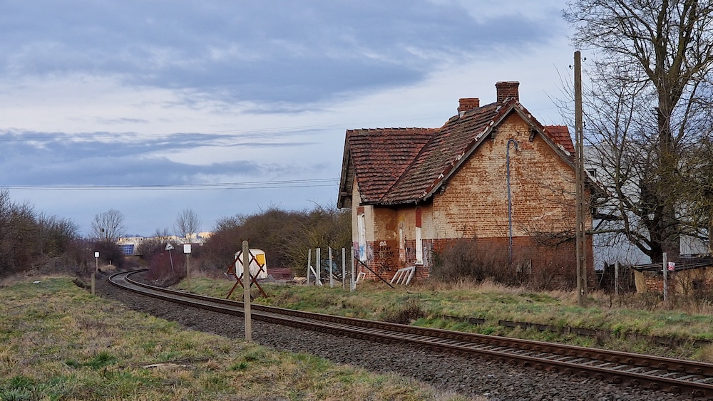 Warzymice:  Ruina przy torach, która zagraża bezpieczeństwu