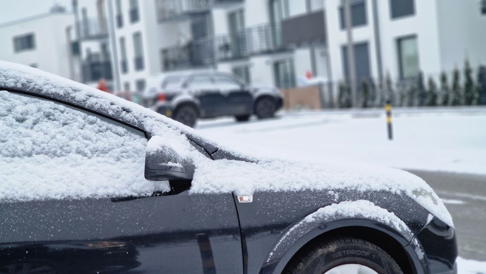 Nie odśnieżyłeś auta? Możesz zapłacić mandat