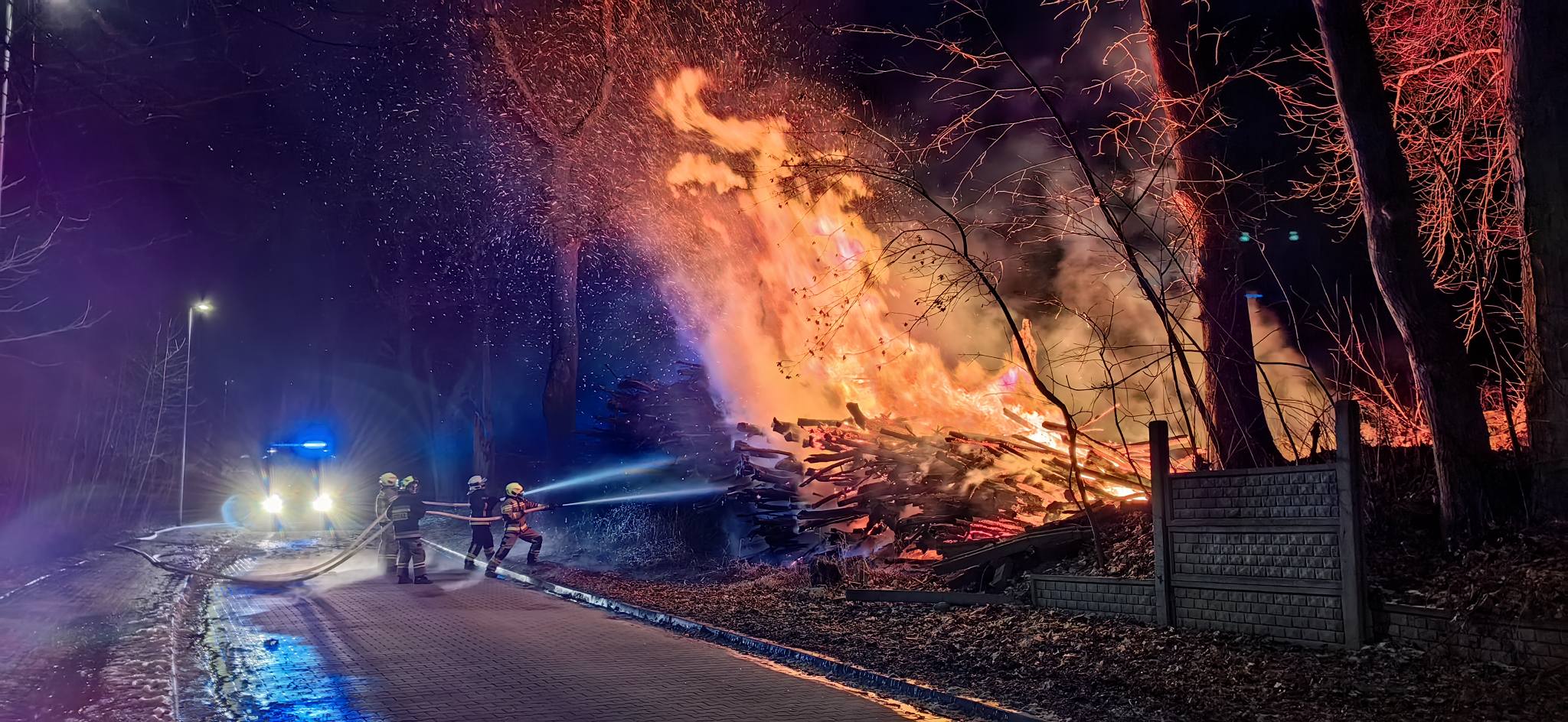 Pożar sterty drewna w Kurowie. Akcja strażaków trwała kilka godzin