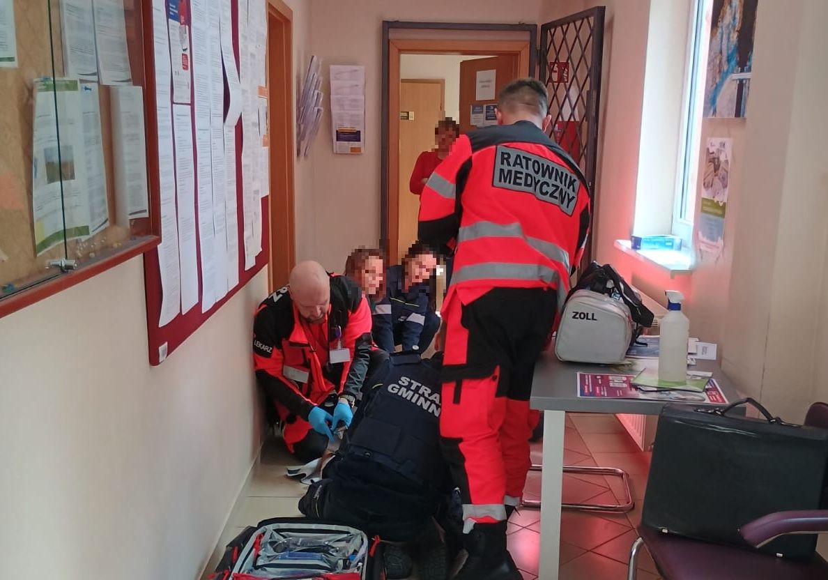 Strażnicy pomogli mężczyźnie, który zasłabł w urzędzie. „Problemowy, ale człowiek”