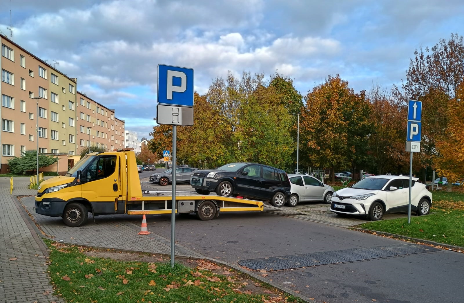Ford odholowany z parkingu w Przecławiu