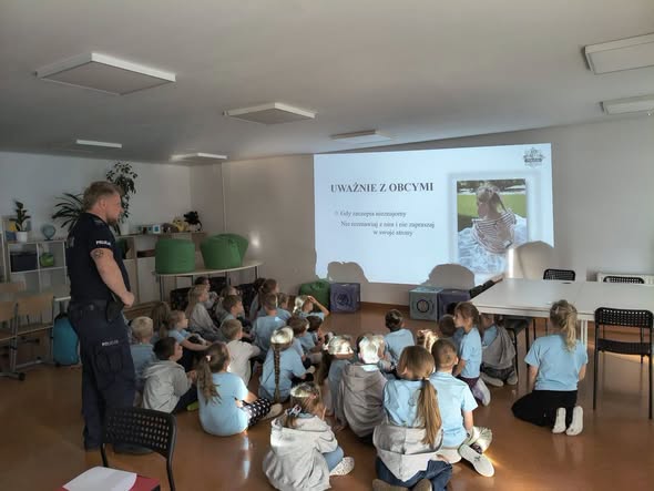 Bezpieczna droga do szkoły, szacunek w klasie. Dzielnicowi rozmawiali z uczniami