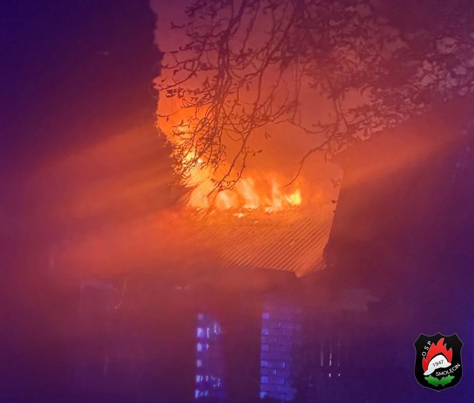 Wielki pożar hali w Barnisławiu. Strażacy walczyli z ogniem przez całą noc