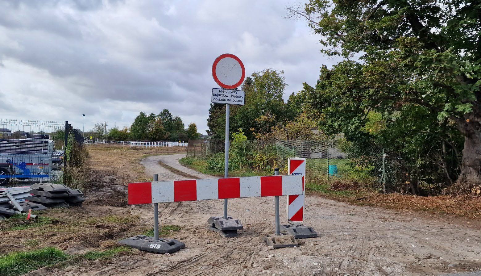 Ruszyła budowa nowej drogi w Warzymicach. Widać już pierwsze oznaki prac