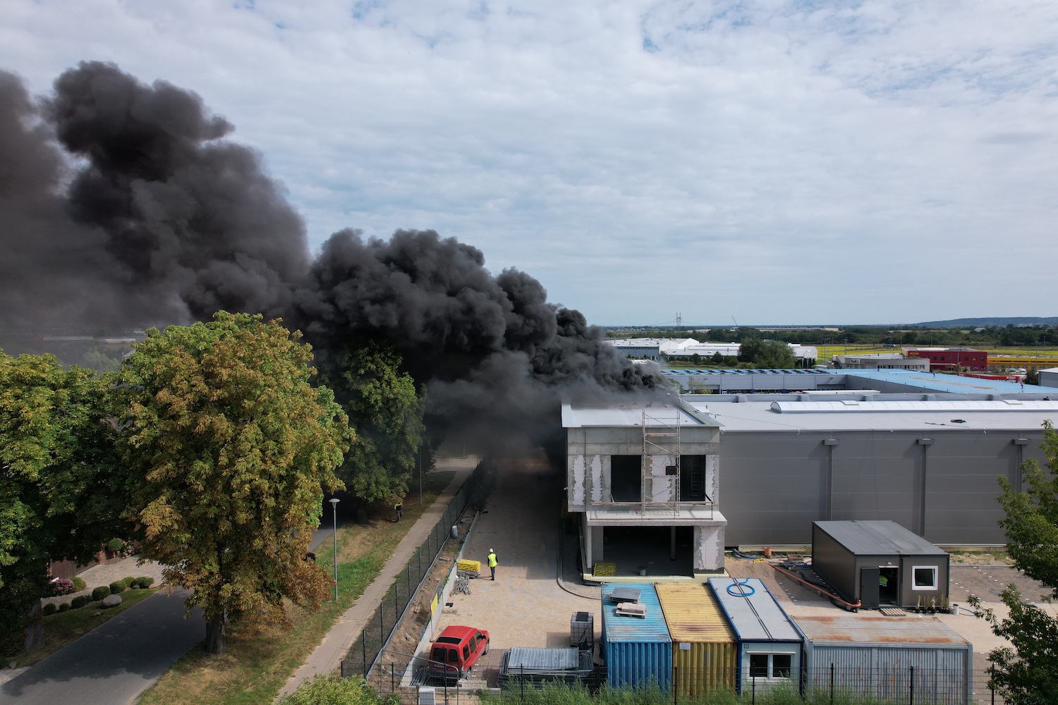 Pożar hali w budowie w Przecławiu. Droga całkowicie zablokowana