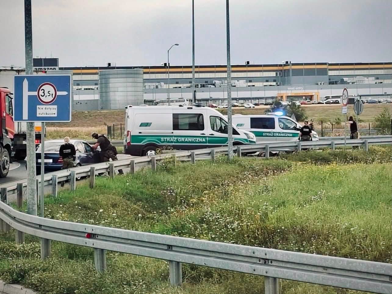 Przemytnicy zatrzymani w Kołbaskowie. W samochodzie wieźli sześciu migrantów