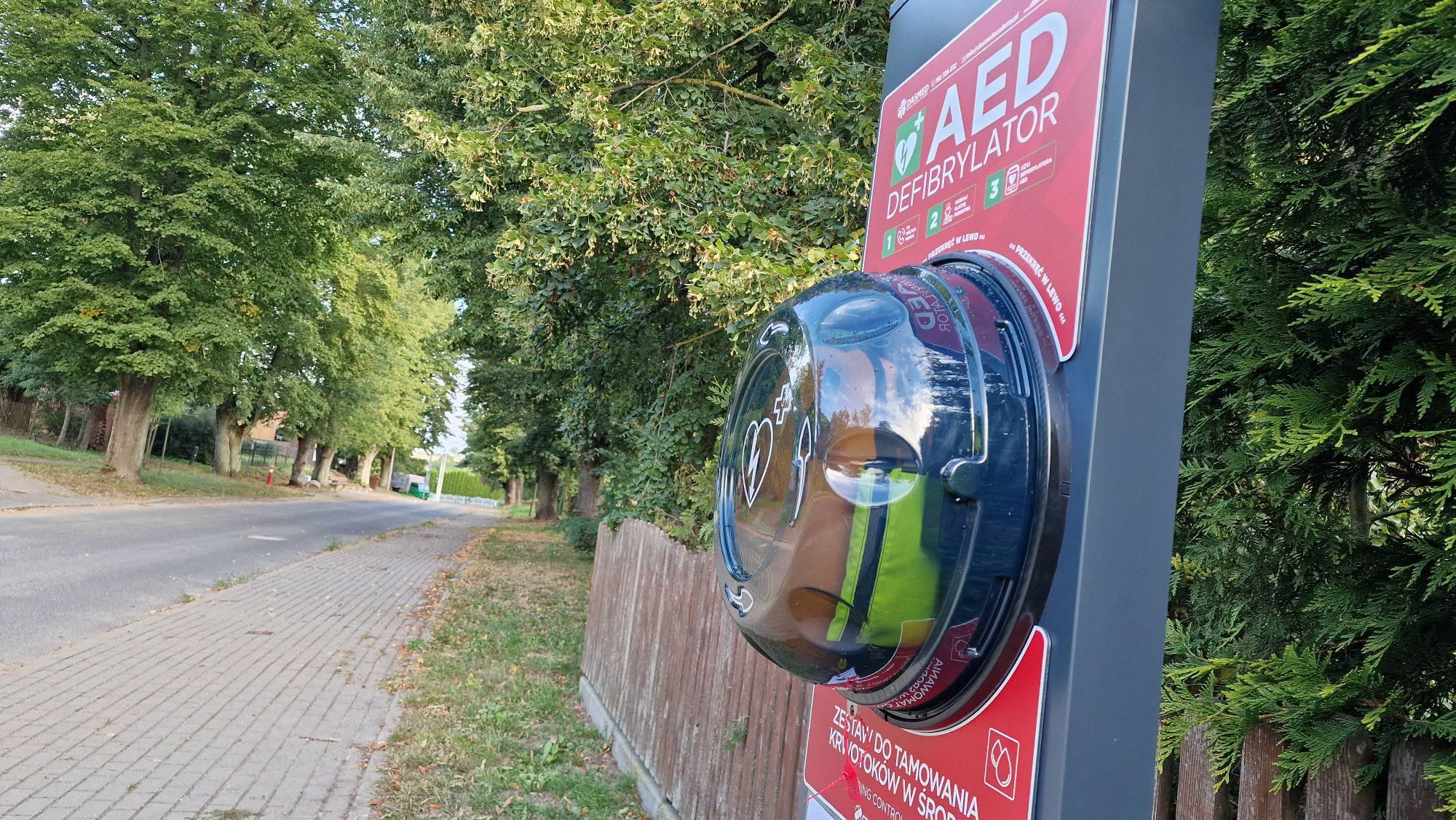 Nowe AED w Karwowie. Tym razem nie na budynku