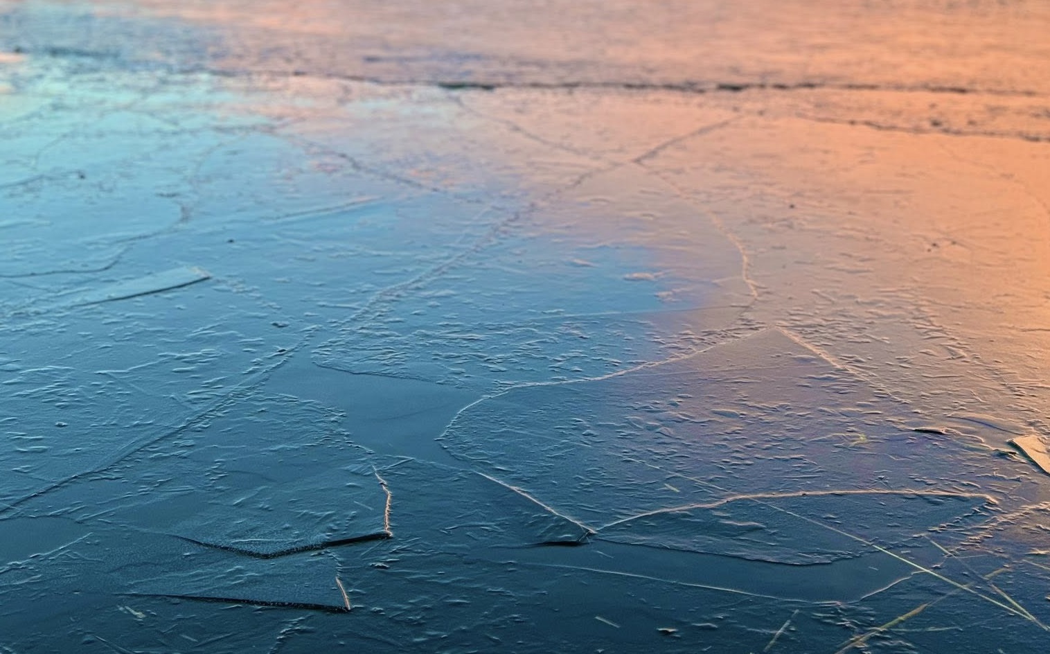 Nie ryzykuj na lodzie. Policja apeluje o rozwagę na zamarzniętych akwenach
