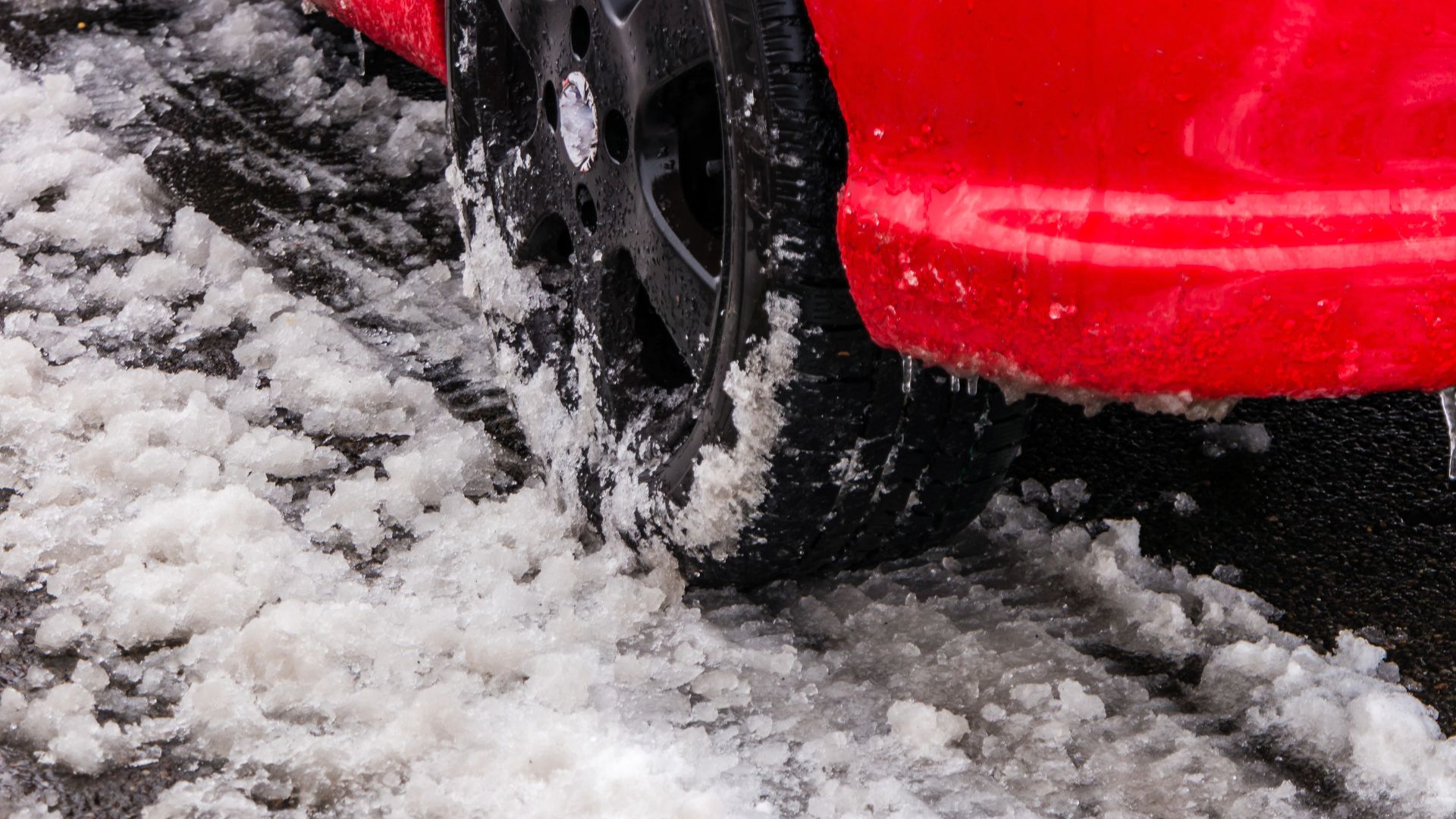 Marznące opady sparaliżowały drogi. Gmina Kołbaskowo apeluje, by dzieci pozostały w domach