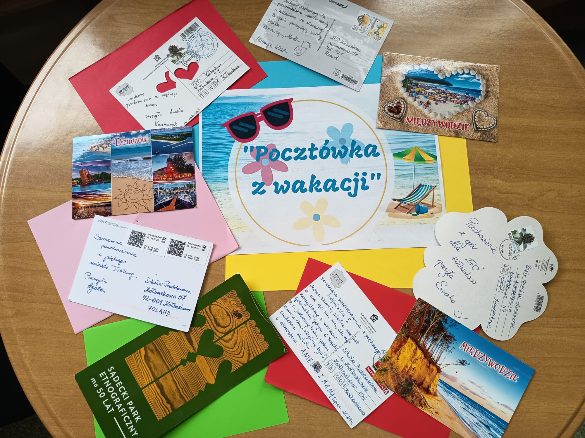 Do Szkoły Podstawowej w Kołbaskowie przyszły pocztówki z wakacji