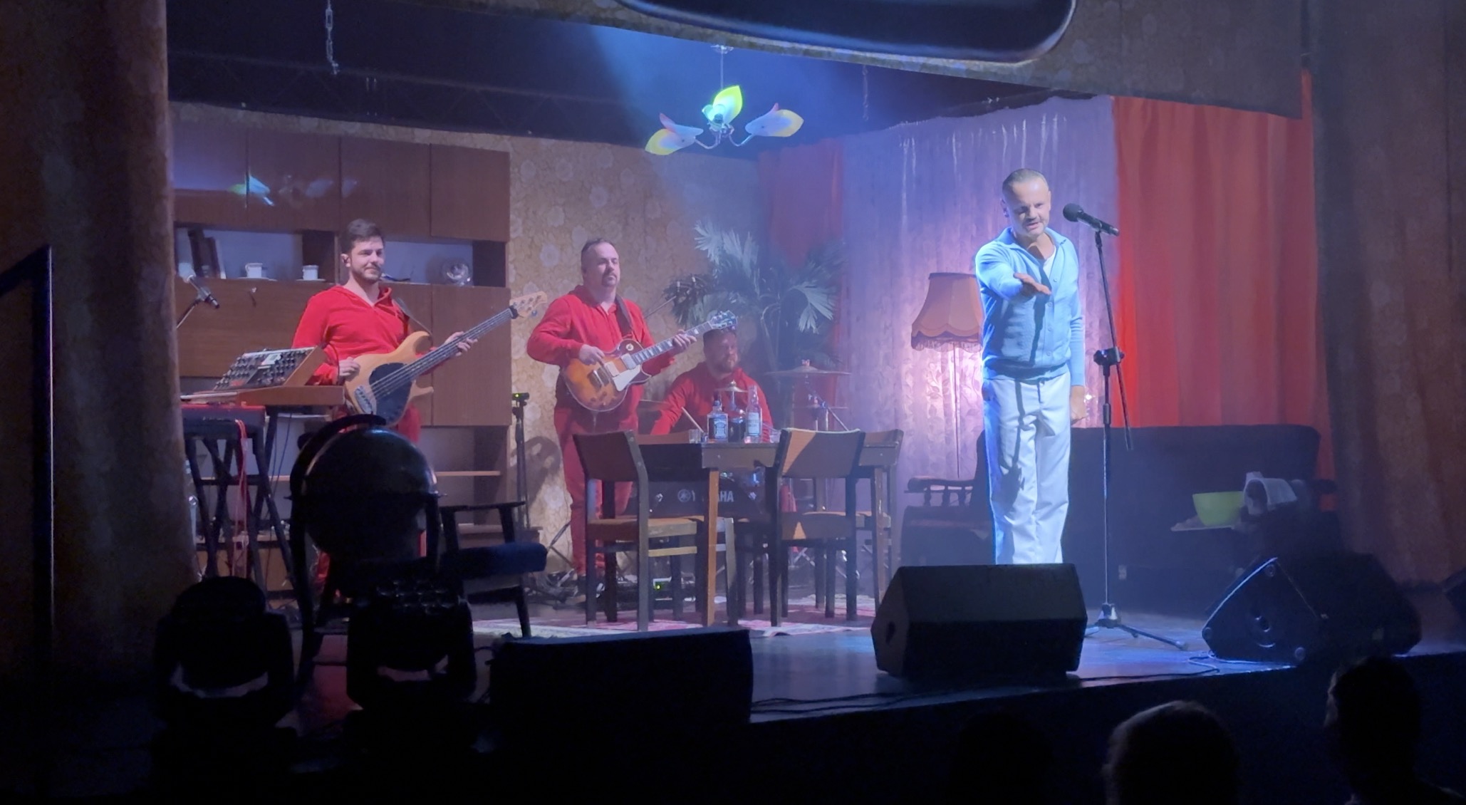 „Kazik, ja tylko żartowałem” – podróż do Polski przełomu lat 80. i 90. na scenie GOKSiR w Przecławiu