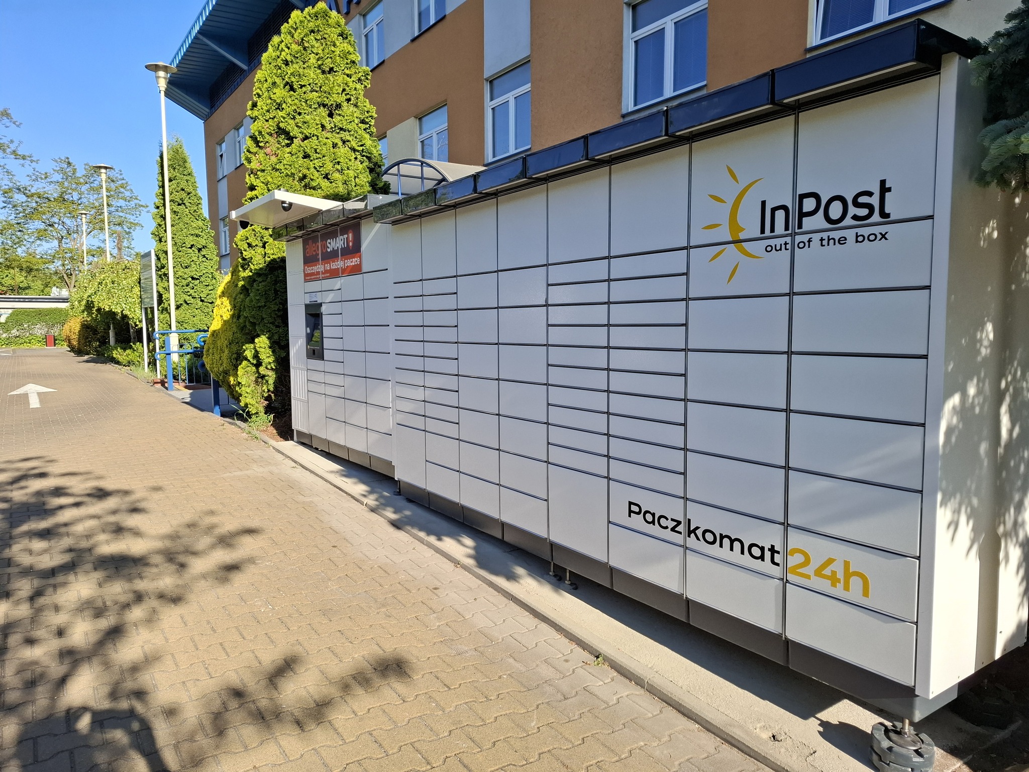 Przy budynku Starostwa Powiatowego w Policach stanął paczkomat działający w ramach usługi Urząd 24. Z tej nowej i wygodnej formy odbioru dokumentów urzędowych mieszkańcy powiatu polickiego będą mogli korzystać jeszcze w tym tygodniu.