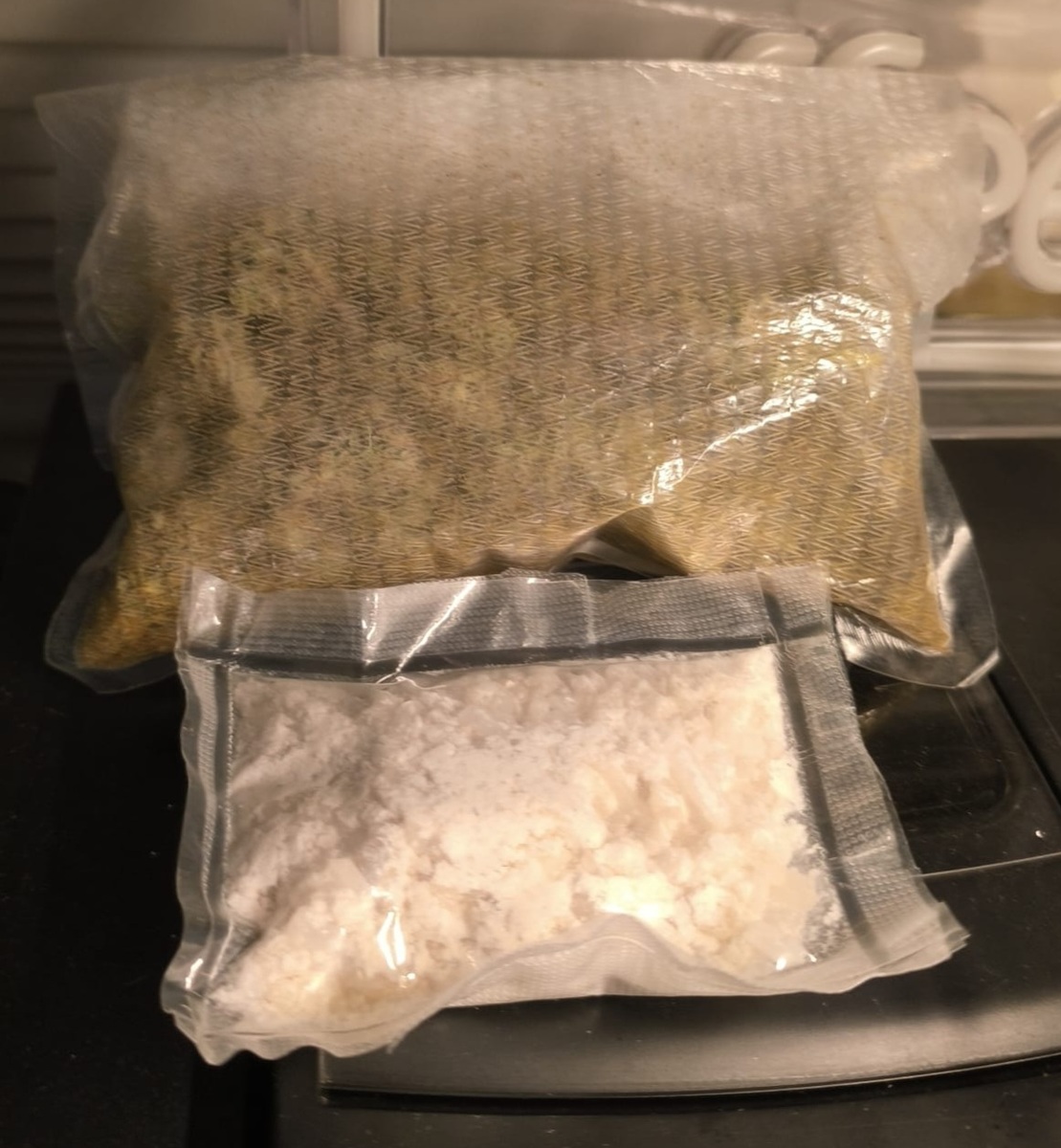 Nielegalne narkotyki i amunicja w rękach 42-latka. Akcja kryminalnych i kontrterrorystów w powiecie polickim