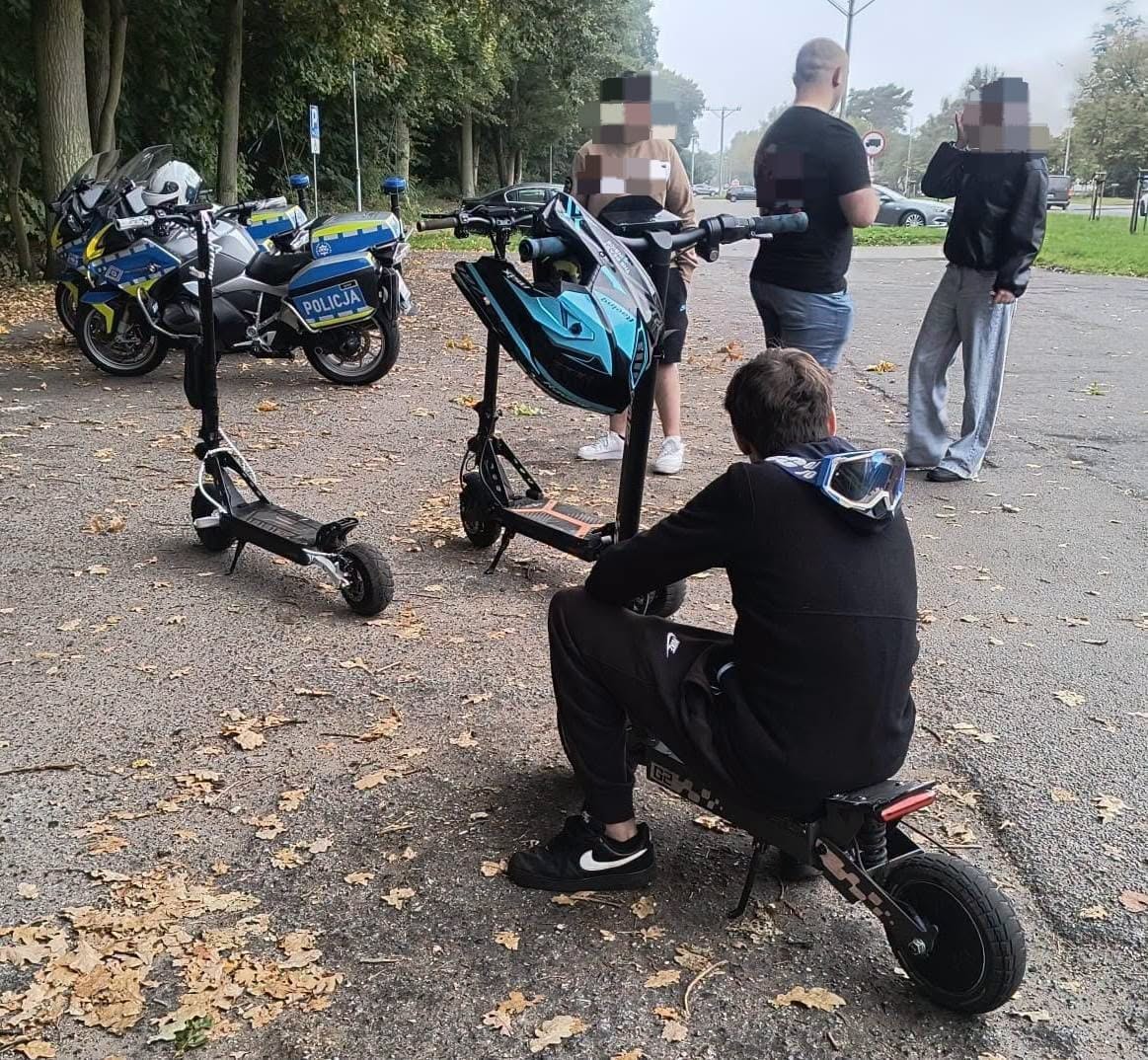 Nastolatkowie na hulajnogach, mandaty dla rodziców