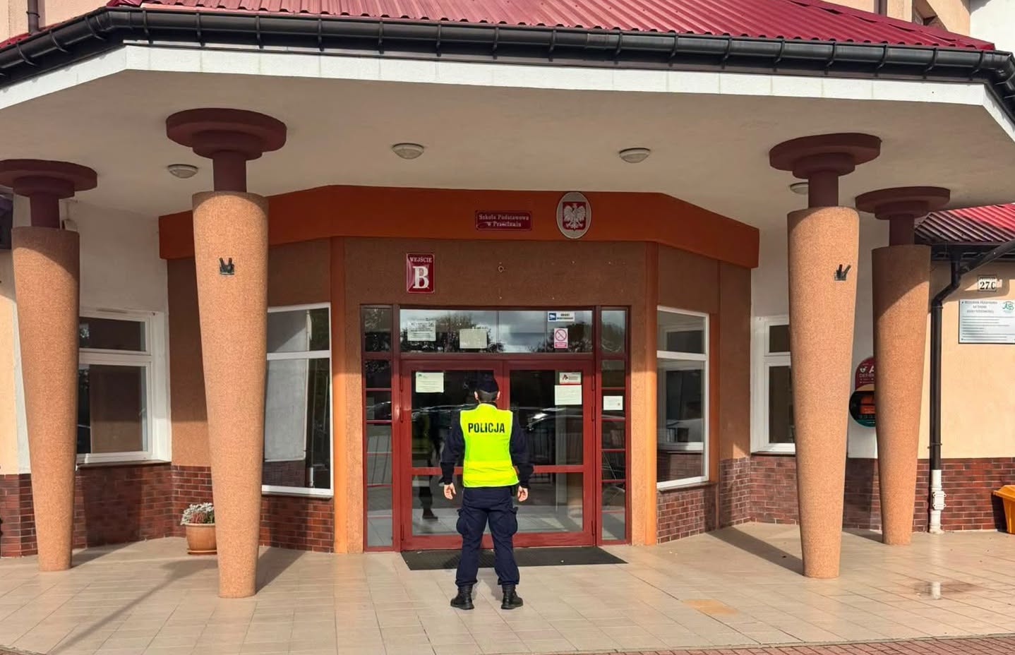 Szkoły pod policyjnym nadzorem. Jeden niepokojący incydent w powiecie polickim