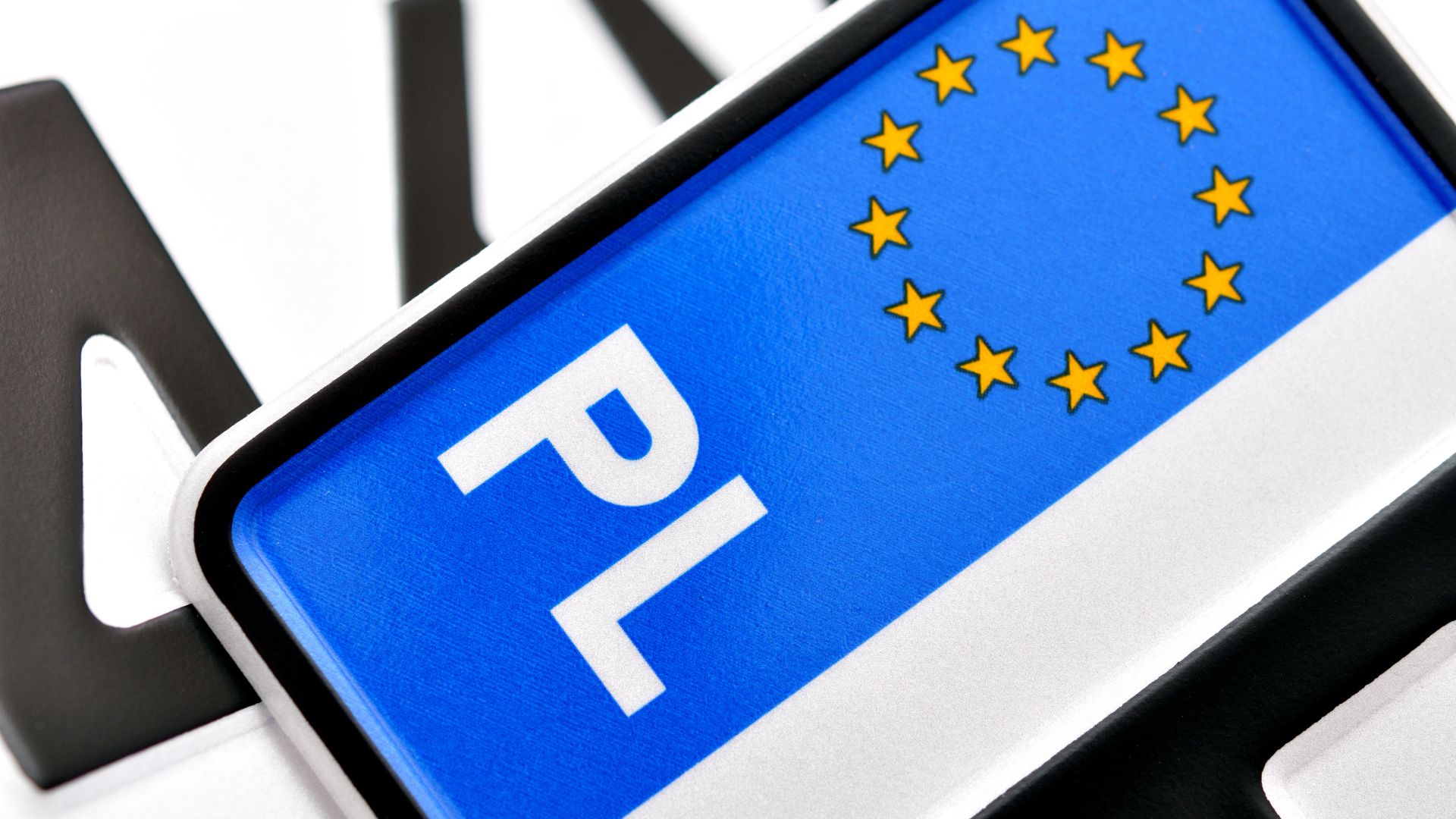 Koniec z odkręcaniem tablic. Od dziś rejestracja samochodu będzie prostsza