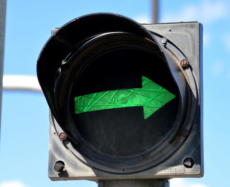 Koniec obowiązkowego zatrzymania przed zieloną strzałką? Resort infrastruktury szykuje zmiany