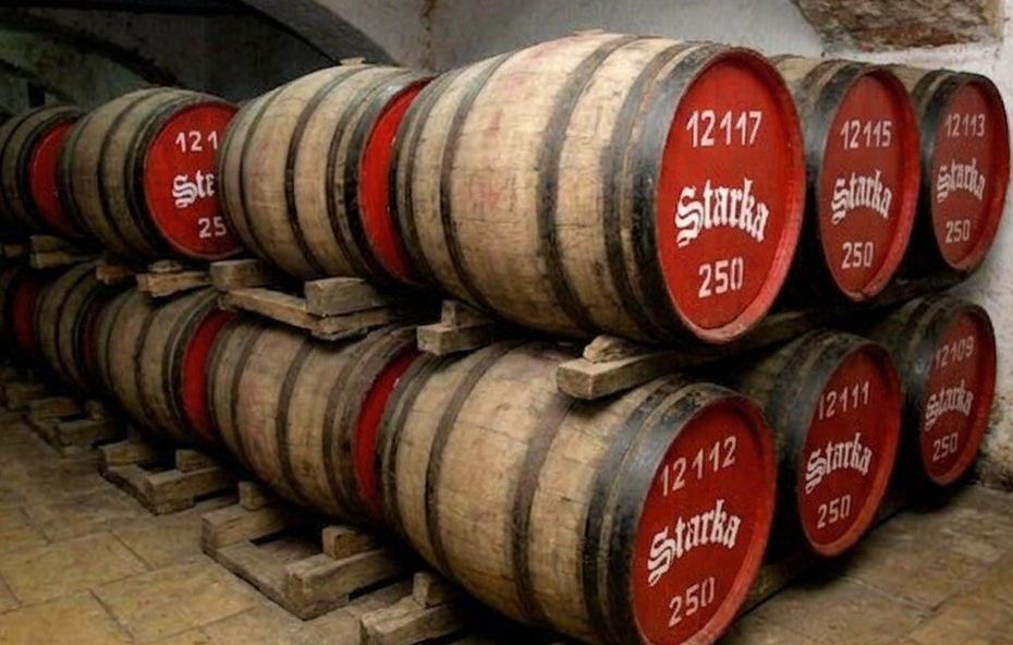 Szczecińska fabryka Starka na sprzedaż. W grze ponad 100 mln zł i unikalne zapasy alkoholu