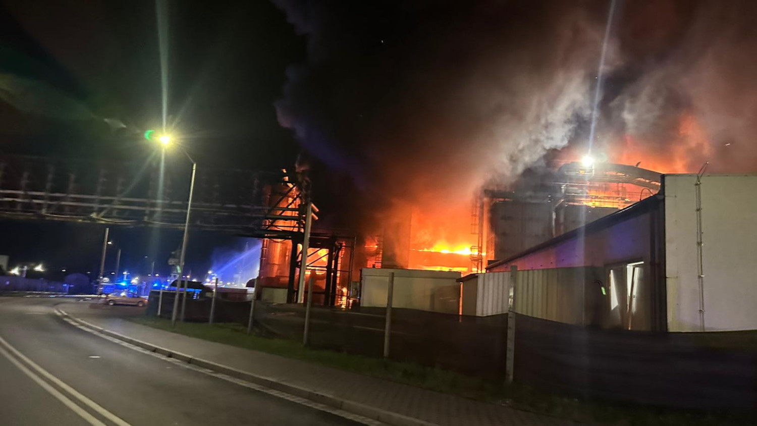 Groźny pożar w Szczecinie. Płonął zakład przetwarzania opon, RCB wydało alert