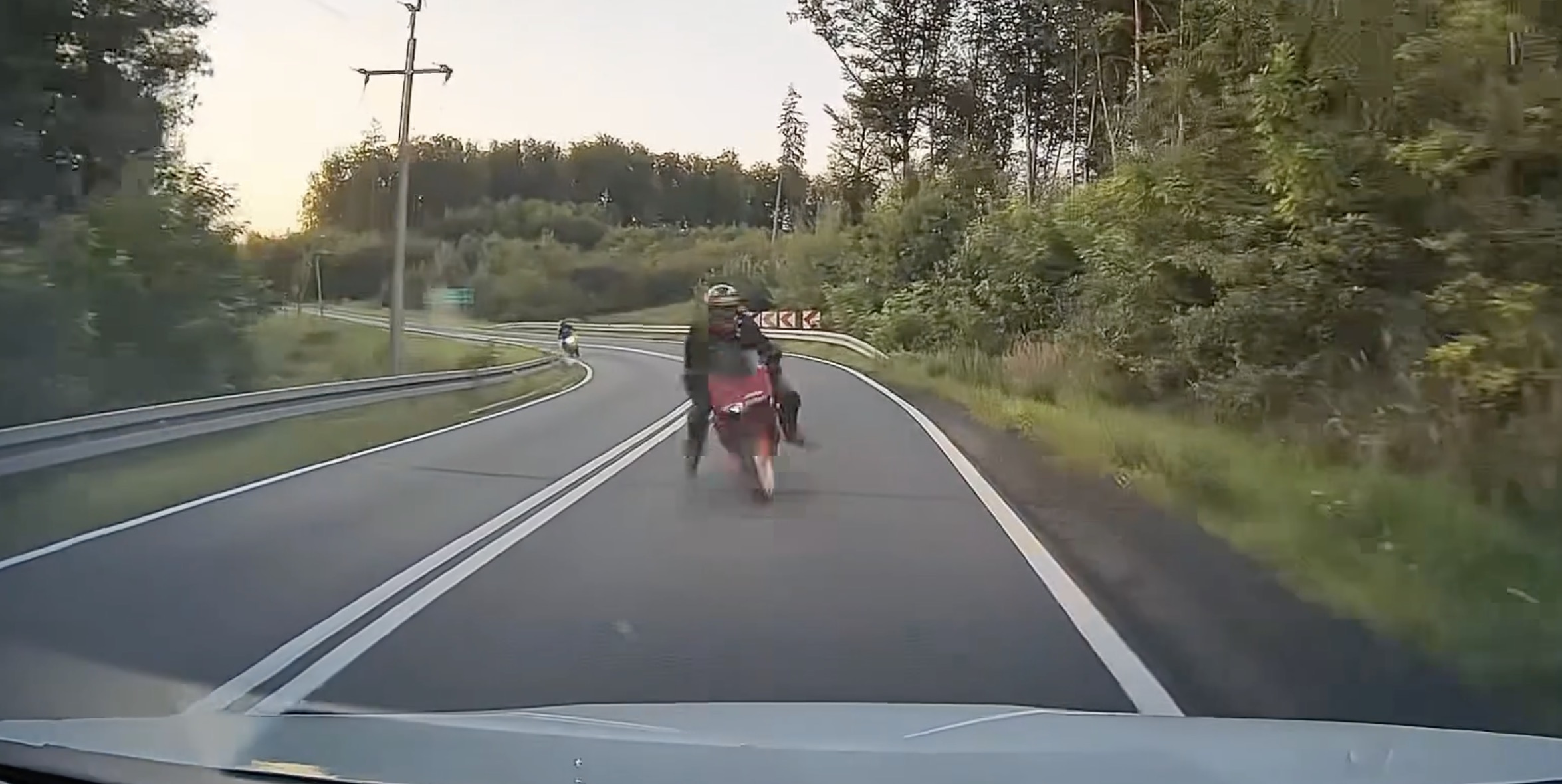 Dramatyczny wypadek motocyklisty pod Widuchową. Mamy nagranie momentu zderzenia