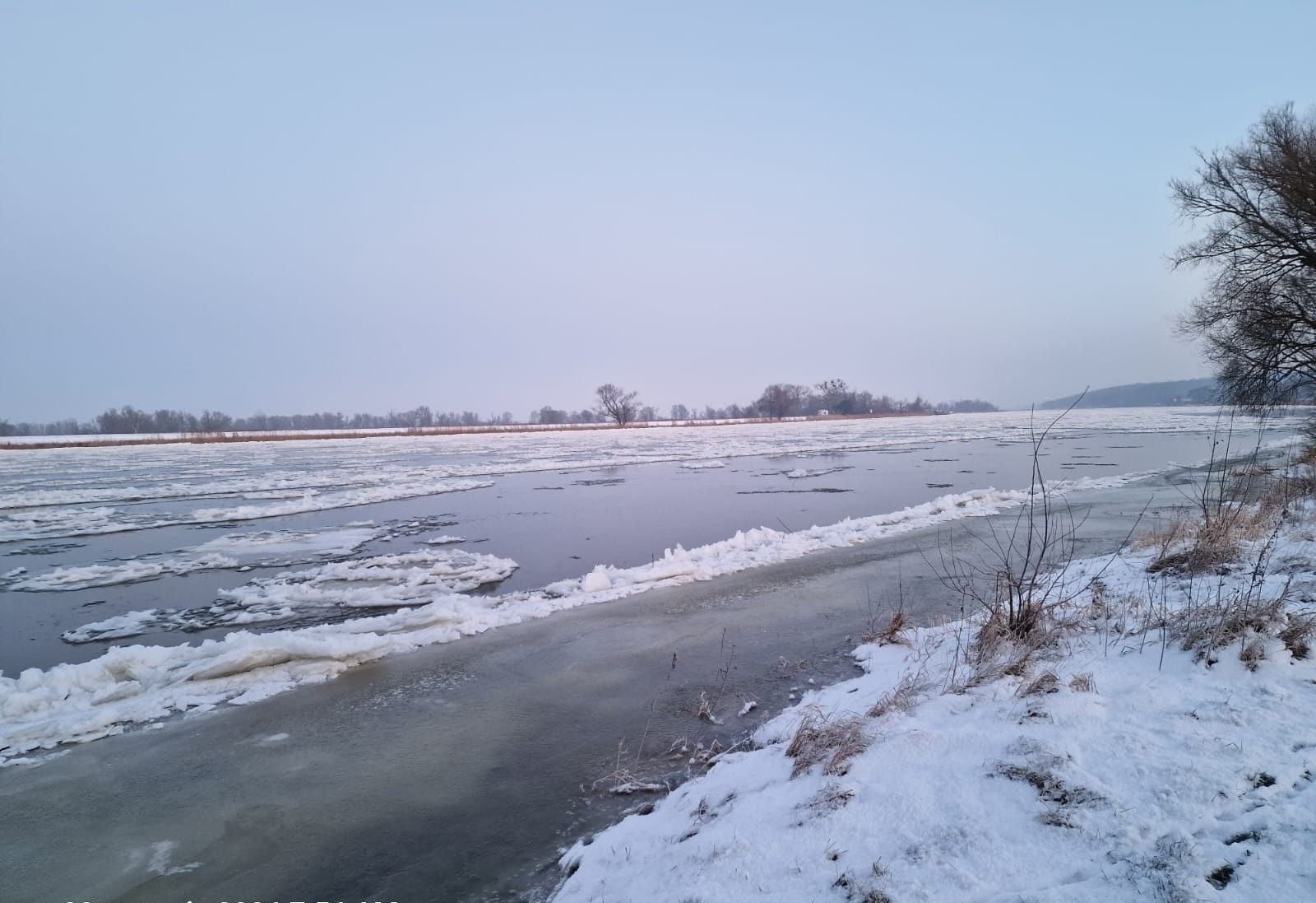 Żegluga na Odrze zamknięta. Lodołamacze Wód Polskich w gotowości