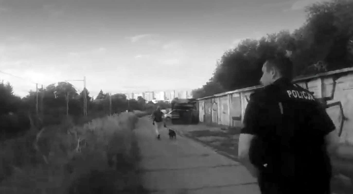 Starsza kobieta wpadła do rowu przy torach. Policjanci zdążyli z pomocą