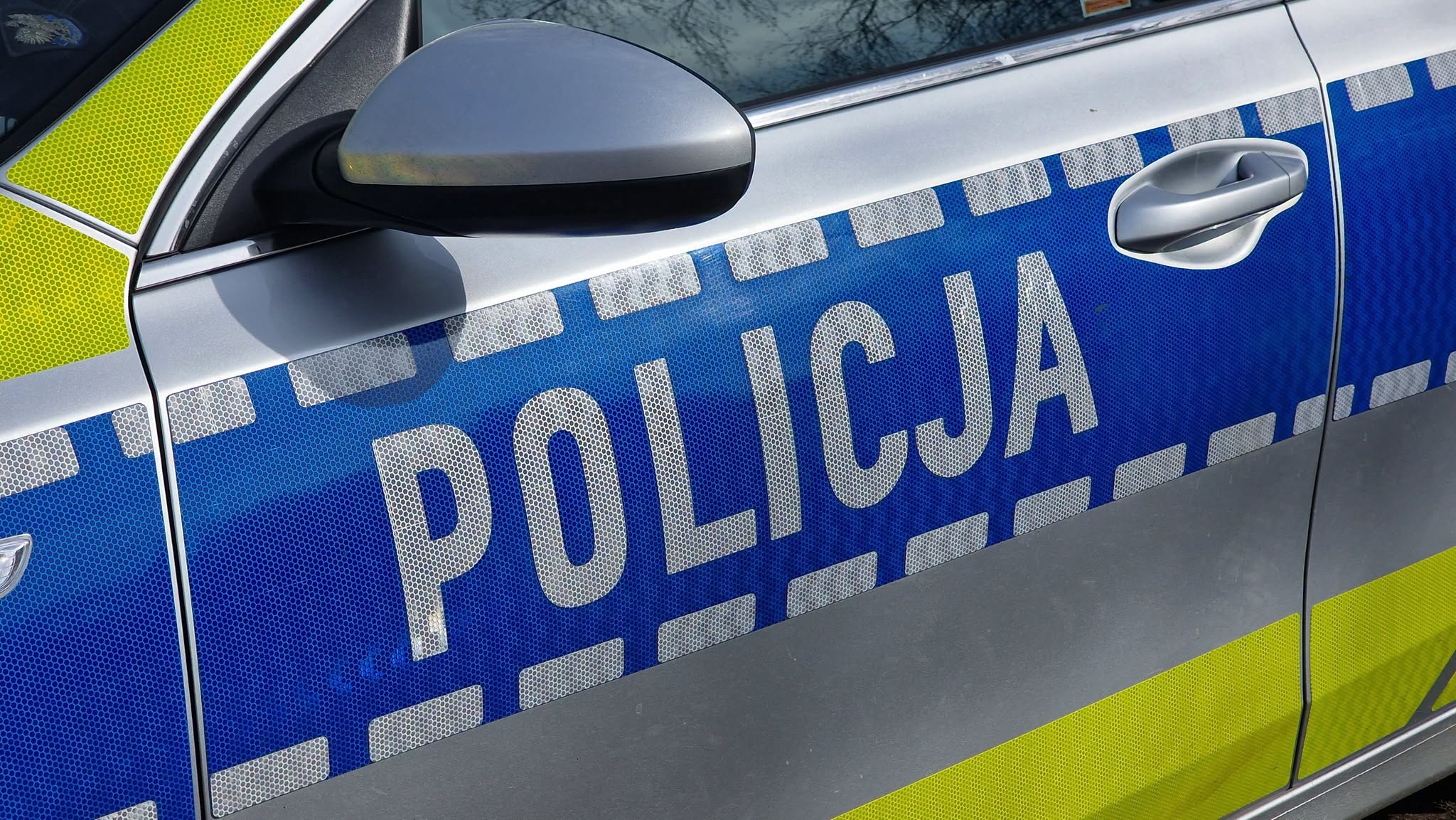 Schował się pod stertą ubrań. A powinien być... w więzieniu