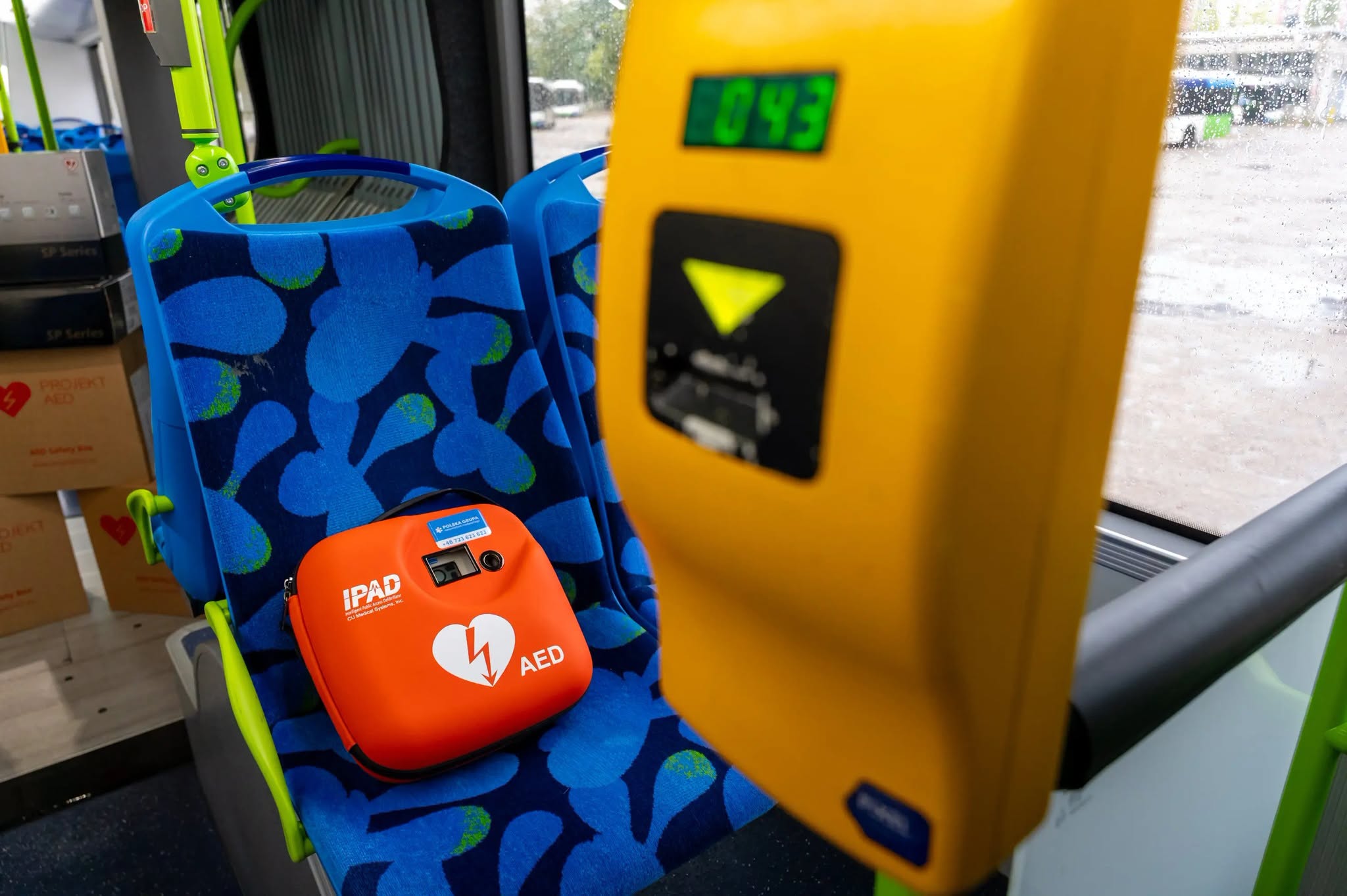 AED pojawią się w autobusach i tramwajach